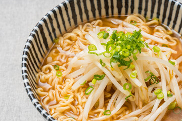 たっぷりもやしと刻みネギをトッピングしたインスタント味噌ラーメン
