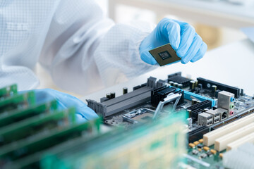 基盤を検査する男性エンジニア