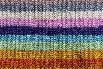 Obraz premium Generative AI. Colorful knitted fabric showcasing a vibrant array of horizontal stripes in various shades, creating a warm and inviting textile pattern for creative projects