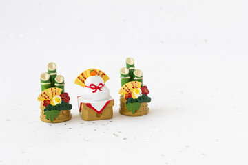 日本のお正月　鏡餅　門松　白背景の年賀状