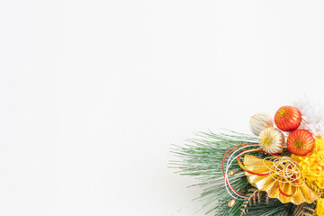 白い和紙に日本の正月飾り　和風背景　コピースペース