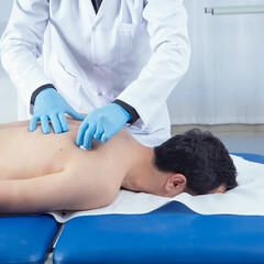 Fototapeta premium Original name(s): Modern Physiotherapy Clinic with Medical Team – Therapist Assisting Patient and Doctor Performing Examination,Rehabilitation Clinic Scene – Physiotherapist, Doctor, and Medical Assis