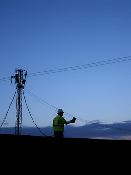 splitting and installing glass fibre wires for high speed internet