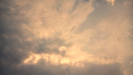 Obraz premium Golden light through heavy clouds