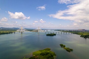 Obraz premium Aerial view of Xiangyang Ancient city in Hubei, on the Han River, built in Western Han Dynasty.The scenic views of Xiangyang's numerous bridges.