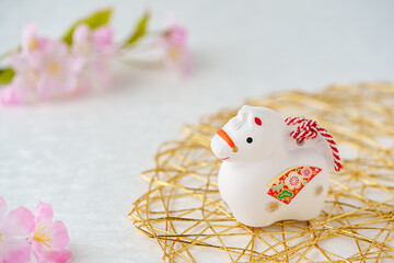 午年の年賀状素材｜白馬の土鈴と水引と桜