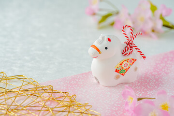 午年の年賀状素材｜白馬の土鈴と水引と桜
