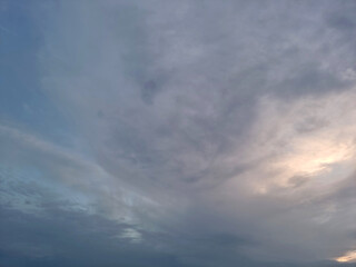 Obraz premium A sunset sky filled with clouds