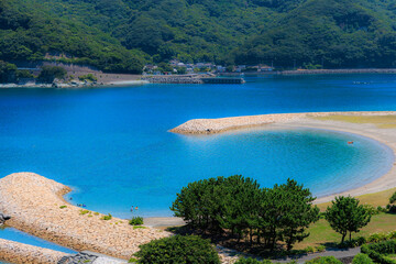 半月型の砂浜と青い海が美しいムーンビーチ井野浦の夏景色


