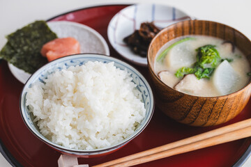 シンプルな日本食の朝食（白ごはん・大根と菜の花と椎茸の粕汁・タラコと海苔・佃煮）