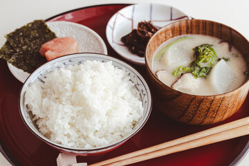 シンプルな日本食の朝食（白ごはん・大根と菜の花と椎茸の粕汁・タラコと海苔・佃煮）
