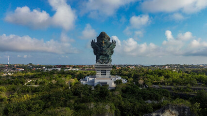 Obraz premium Aerial view of the famous Garuda Wisnu Kencana statue landmark in Bali.