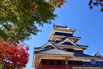 秋の青空に映える松本城