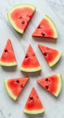 夏のスイカ、三角切り、白い大理石の上
