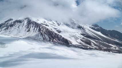 Obraz premium climbing mount kazbeg in georgia in summer