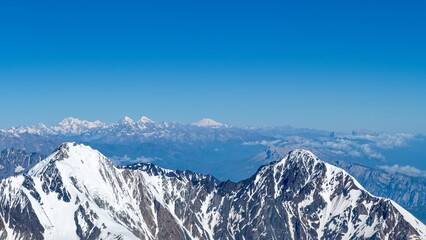 Obraz premium climbing mount kazbeg in georgia in summer