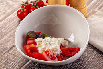 Salad with stracciatella and tomato
