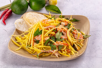 Salad with mango and prawn