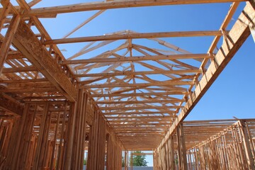 Obraz premium New construction framing shows progress at a residential building site in bright sunlight