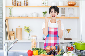 キッチンで献立を考える主婦。