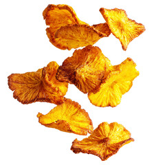 Naklejka premium Dried apple slices or breadfruit chips with wrinkled texture, isolated on white transparent background, concept of healthy Micronesia snack food