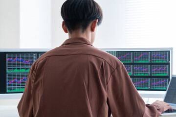 投資をする若い男性