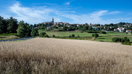 Paysage d'Auvergne dans le département de la Haute-Loire en été autour du village de...
