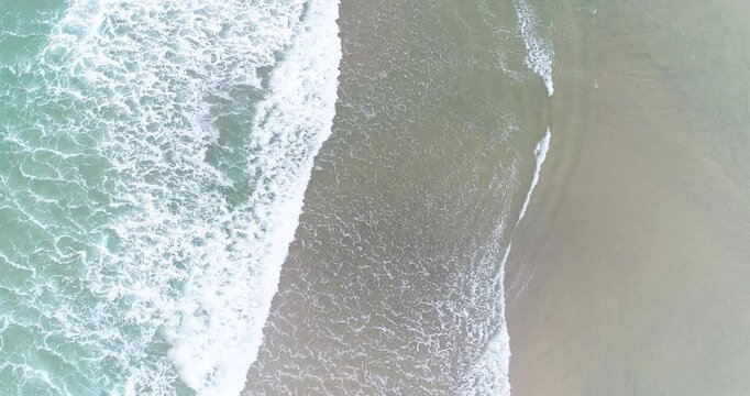 A tranquil and hypnotic video of the sea for meditation, a calming sensory experience.