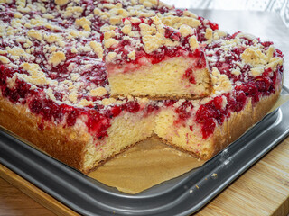 Yeast cake with red currant fruit and crumble