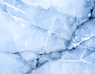 Obraz premium Close-up view of fractured ice, showcasing intricate patterns and shades of blue.