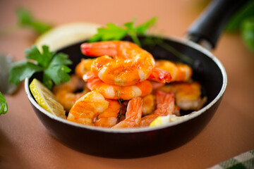 Golden fried shrimp with spices and fresh lemon