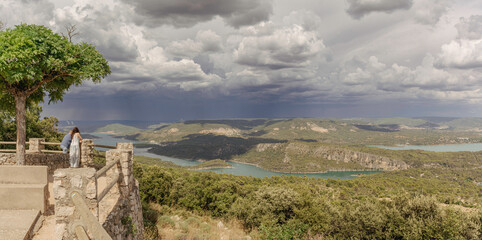 Mirador de Aloc&eacute;n y vista del embalse de Entrepe&ntilde;as, Guadalajara, Castilla-La Mancha, Espa&ntilde;a