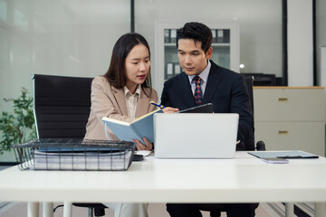 Obraz premium business team meeting with consultant and project planning charts.