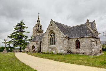Fototapeta premium Eglise Saint Pierre et Saint Paul à Ploulec'h dans le département des Côtes d'Armor - Bretagne