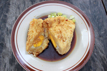 a plate of pempek palembang