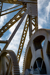 antigua grúa portuaria hoy convertida en monumento en el puerto de valencia