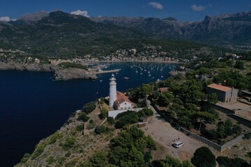 Obraz premium Bird’s-eye view of Port de Sóller bay and lighthouse in Mallorca