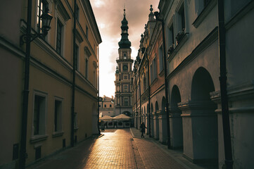 Piękny zachód słońca widziany z jednej z bocznych ulic Zamojskiej starówki. 