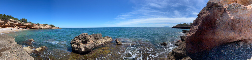 Malerische Mittelmeerküste mit Felsen und blauem Himmel