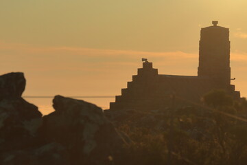 Obraz premium Silhouettes of a mountaintop cafe perched atop the iconic Table Mountain