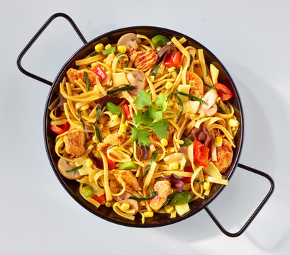 Bami Goreng in eisernen Pfanne mit zwei Griffen Topshot