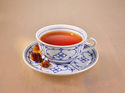 Ostfriesentee in Teetasse mit Zwiebelmuster, Teetasse, kandis, zucker, isoliert, 