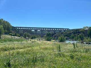 Historischer Pont du Gard in Frankreich am sonnigen Tag