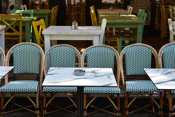 Terrasse de bar en été à Paris. France