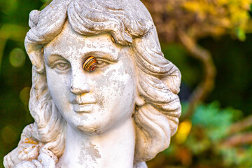 Obraz premium Statue of a woman with a snail in the eye.