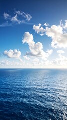 Obraz premium Vast ocean, bright sky, fluffy clouds