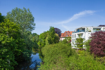 Moderne Wohngebäude am Fluss Ilmenau, Lüneburg,  Niedersachsen, Deutschland