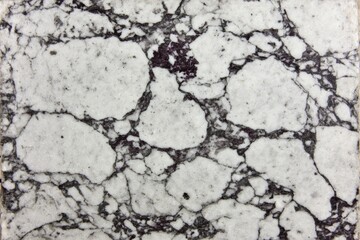 Obraz premium Close-up view of mottled white and dark gray marble
