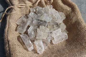 Salzkristalle. Natursalz. Steinsalz.