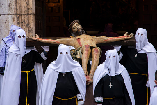 Procesi&oacute;n de Cristo crucificado durante la celebraci&oacute;n de la Semana Santa de Tordesillas, Espa&ntilde;a